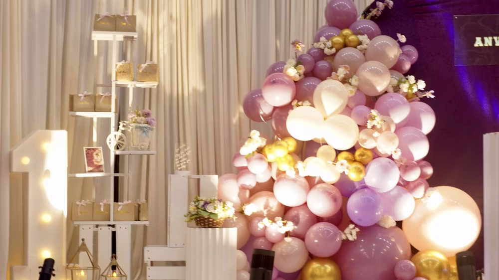 LeeU Bliss cream balloon decoration